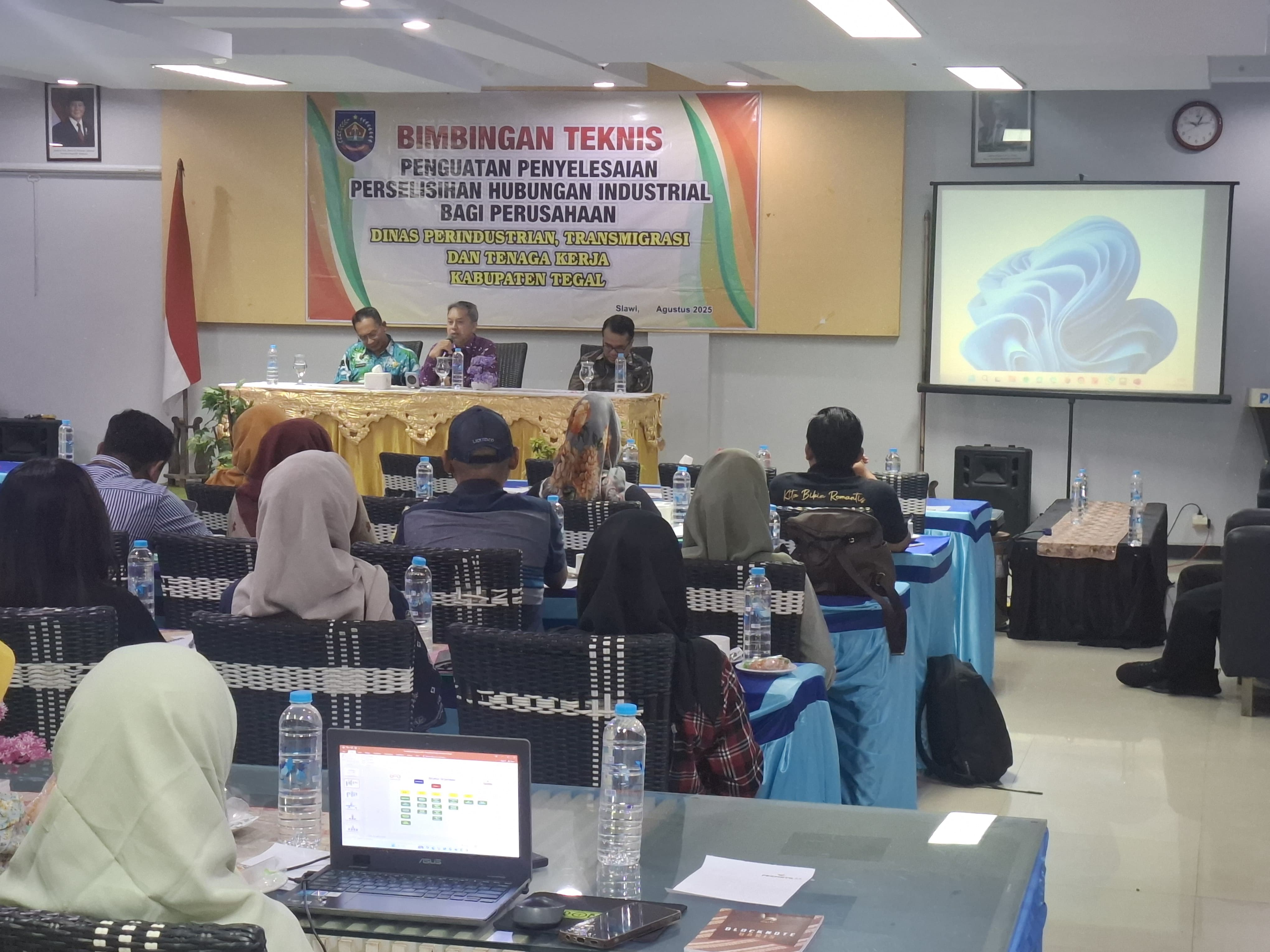 Dinas Perintransnaker Kabupaten Tegal Gelar Bimtek Penguatan Penyelesaian Perselisihan HI ‎