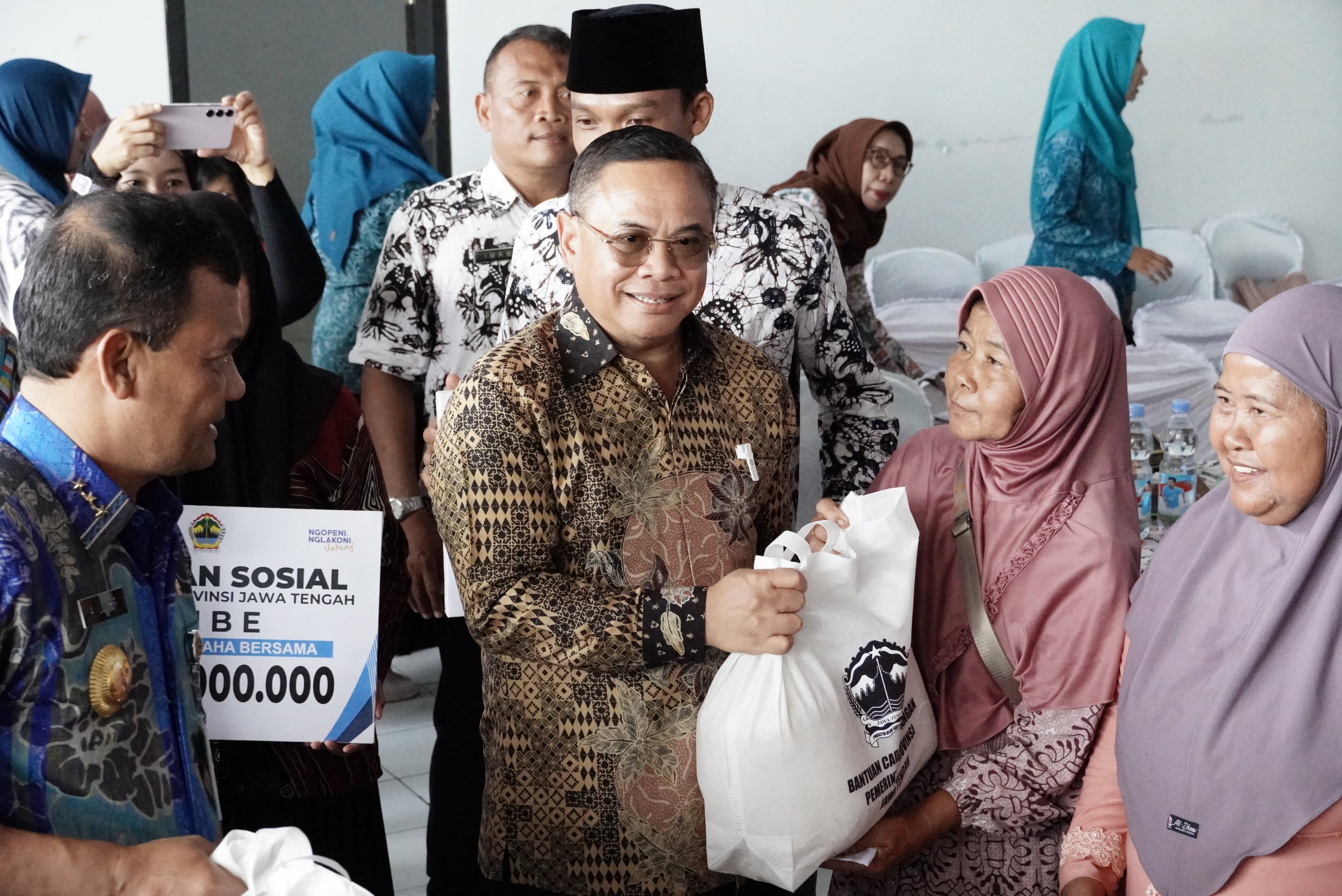  Hadirkan Dokter Spesialis dan Gelontor Beras, Cara Gubernur Jateng Sejahterakan Warga Pati