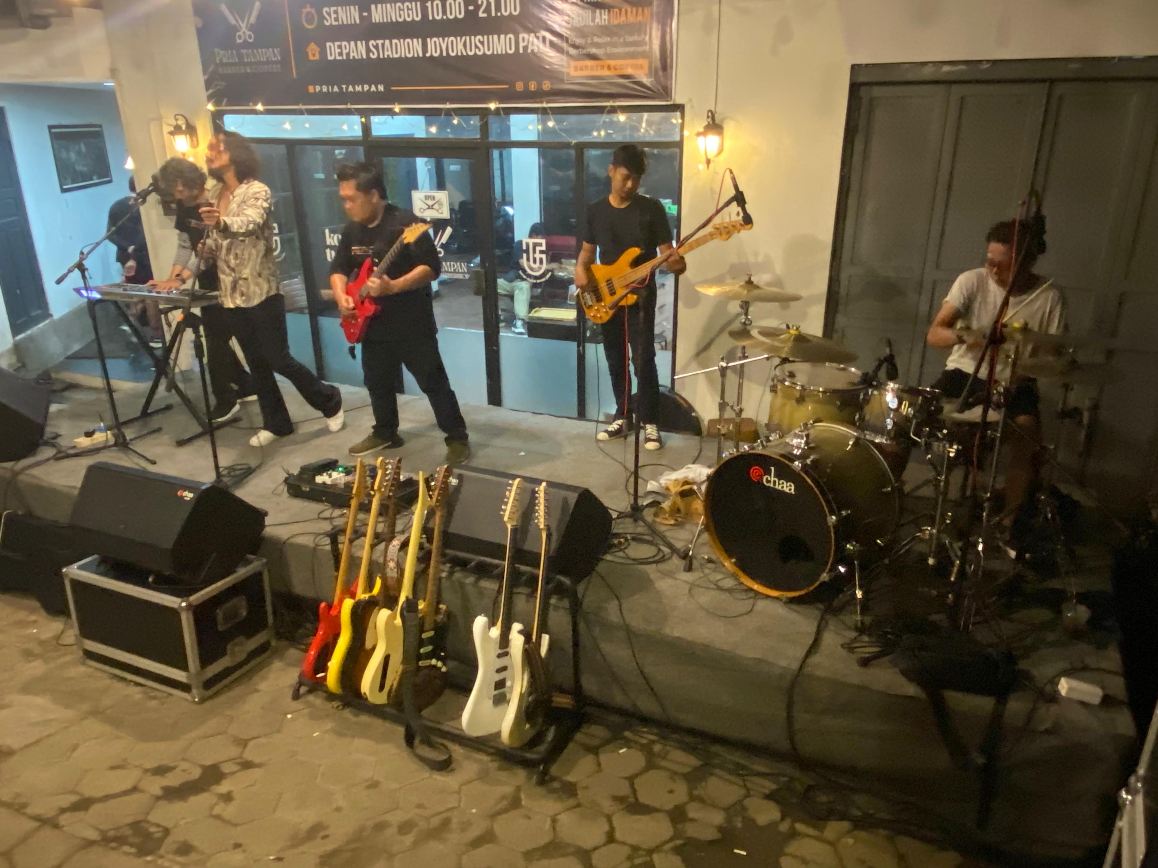 Bunyi Jari #1: Musim Gitaran di Pati Sukses Gelar Kolaborasi Gitaris Lintas Generasi Bumi Mina Tani
