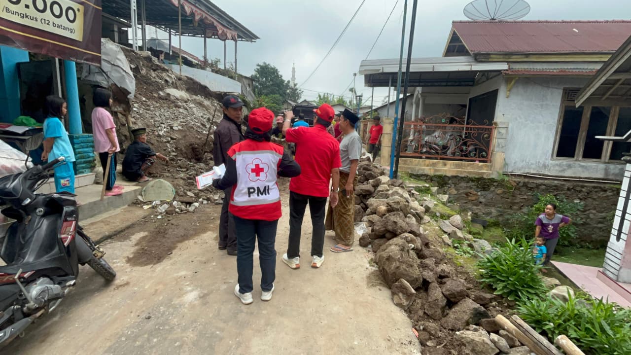 Lima Rumah di Tegal Diterjang Longsor, Seorang Lansia Sempat Tertimpa Material 
