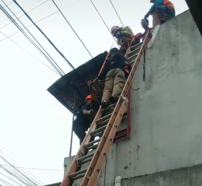 Tukang Bangunan Tersengat Listrik, Tubuh Terbakar Sebagian Dievakuasi Tim Gabungan ke RS