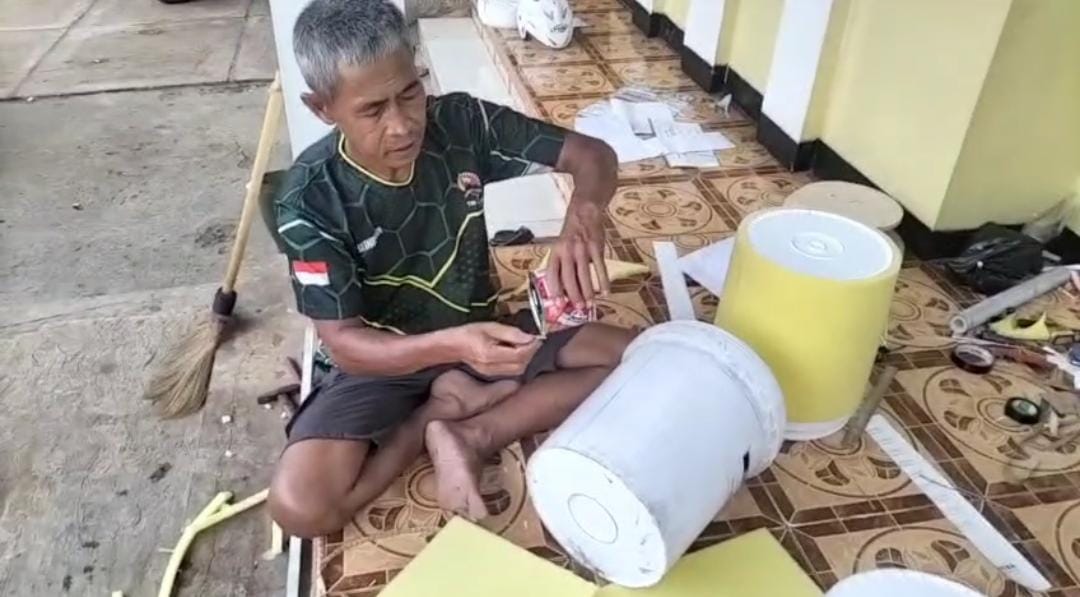 Saat Istri Sakit, Pelda Sudirman Bangkit: Limbah Disulap Jadi Meja Bernilai Jual