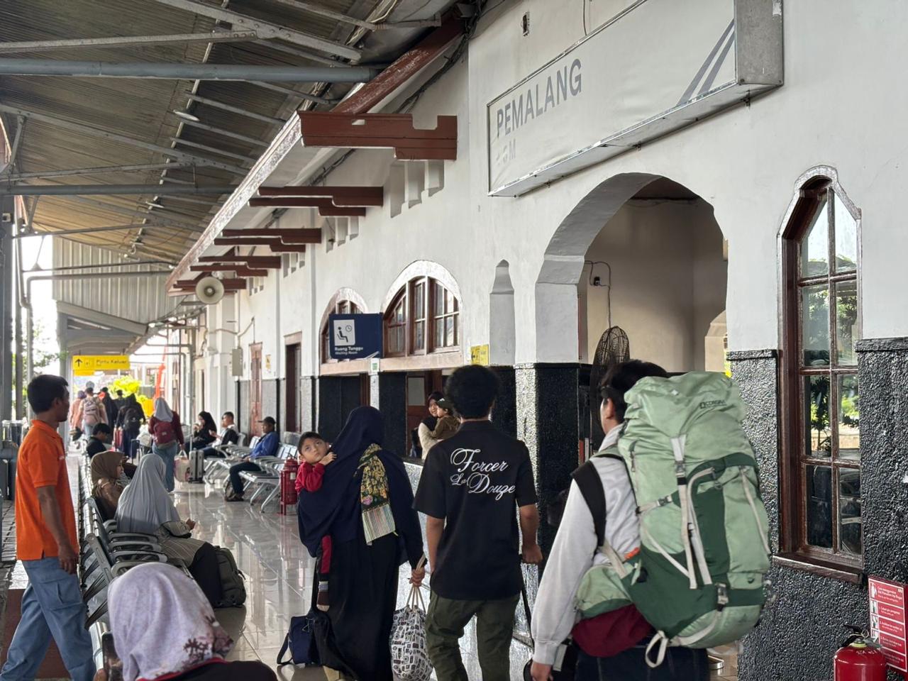 Hari Terakhir Libur Nataru 2025/2026, Ribuan Penumpang Padati Stasiun Pekalongan dan Pemalang