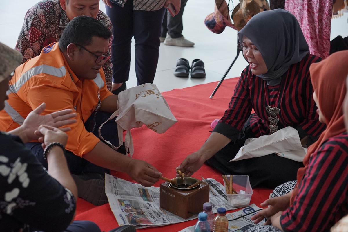 Peringati Hari Batik, Penumpang Kereta Stasiun Semarang Diajak Membatik