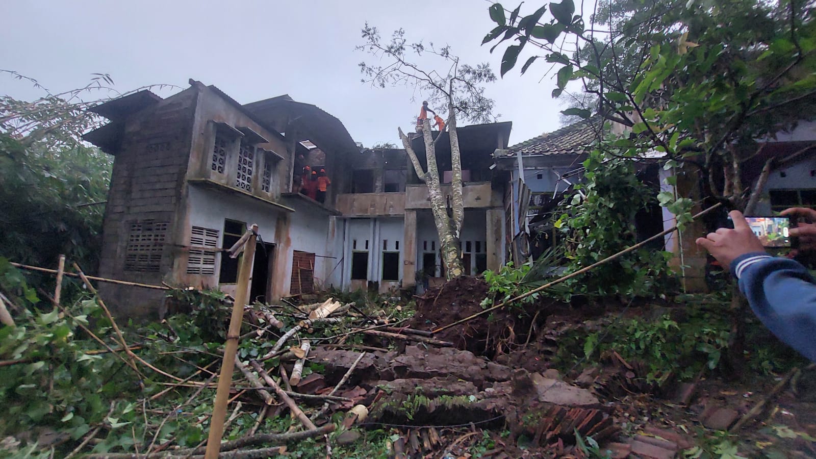Lima Rumah Hingga Kandang Ayam Rusak, Angin Puting Beliung Terjang Pabelan Kabupaten Semarang