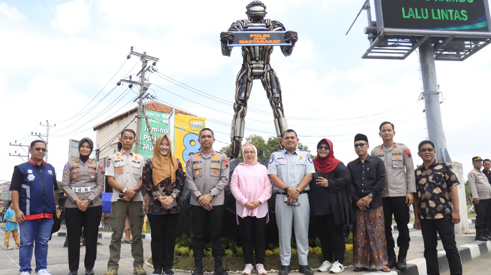 Robot Knalpot Brong Exit Tol Adiwerna Tegal Sambut Pemudik Nataru