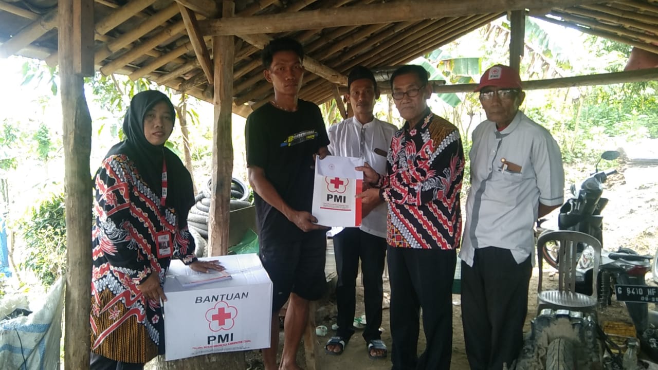 PMI Kabupaten Tegal Bantu 3 Rumah yang Tertimpa Tebing Longsor