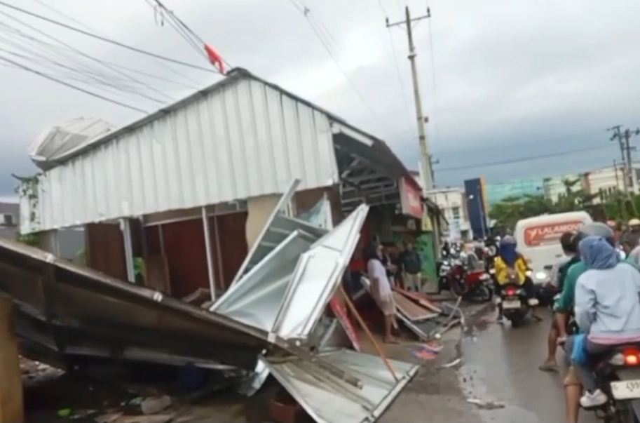 Angin Puting Beliung di Comal Robohkan Belasan Kios