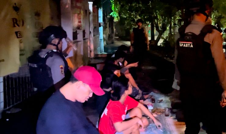 Asyik Nongkrong Sambil Pesta Miras, Sebelas Pemuda Dibekuk Polisi