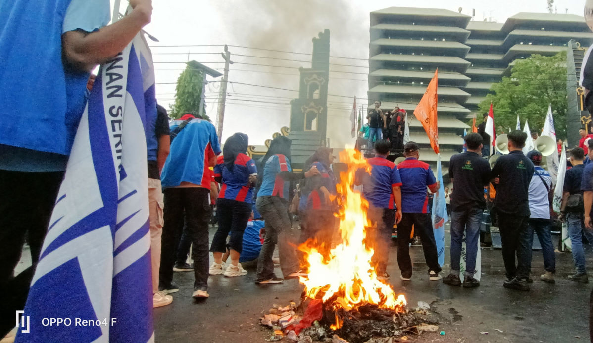 Buruh Jateng Gelar Aksi Hujan-Hujanan, Tuntut Penetapan UMK dan UMSK 2025