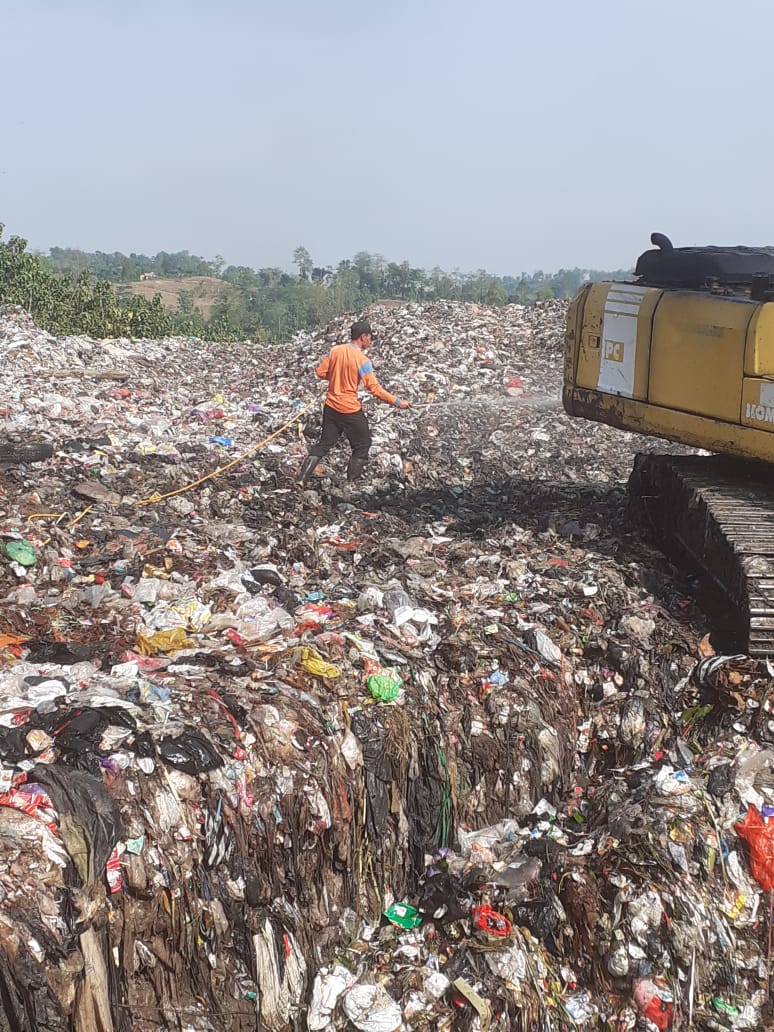 Tekan Bau Busuk, DLH Kabupaten Tegal Semprot TPAS Penujah