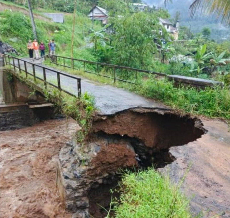 Jembatan Penghubung Dua Desa di Lebakbarang Terputus Akibat Longsor