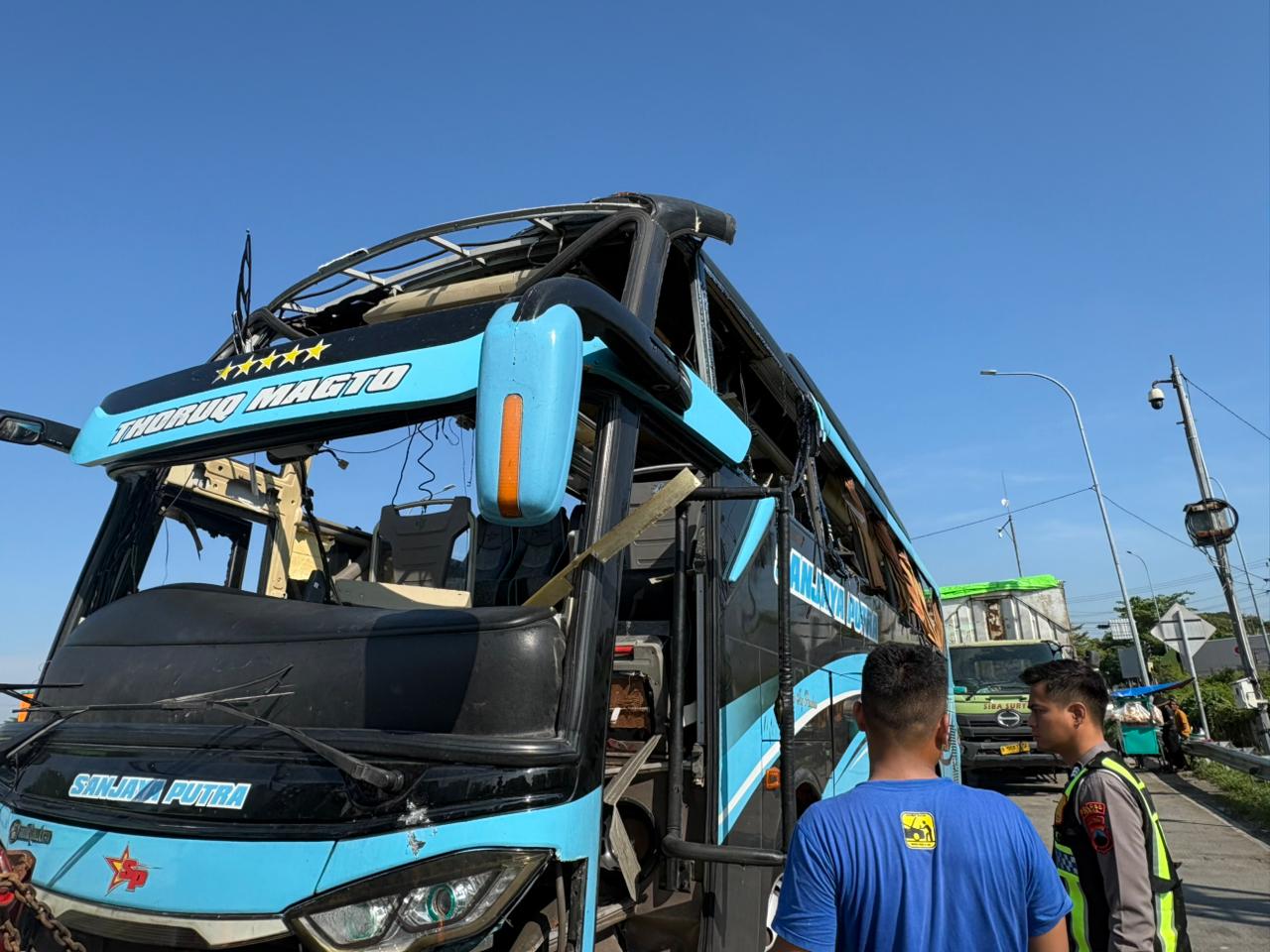 Bus Rombongan Bonek Meledak, Empat Orang Terluka 
