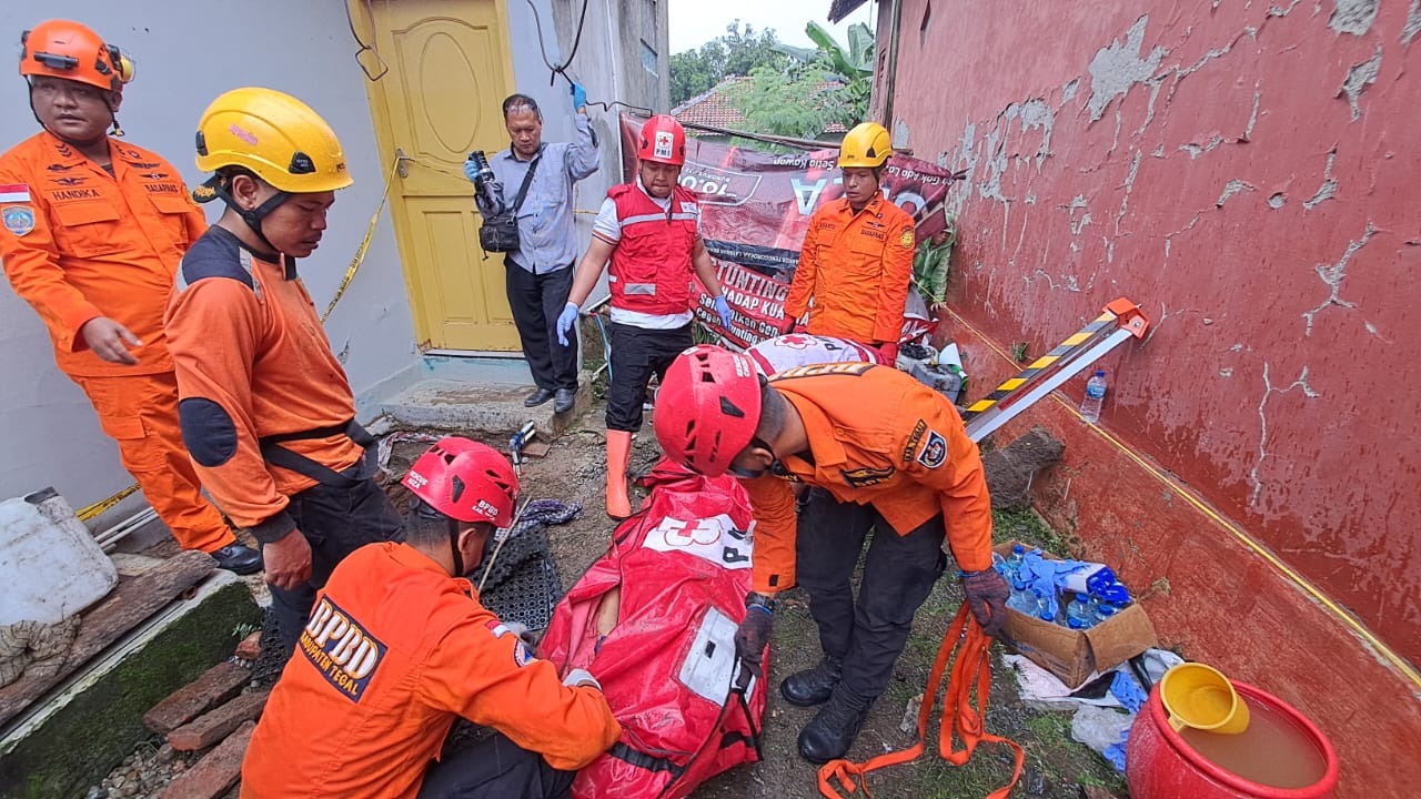 Relawan BPBD Kabupaten Tegal Evakuasi Korban Masuk Sumur 