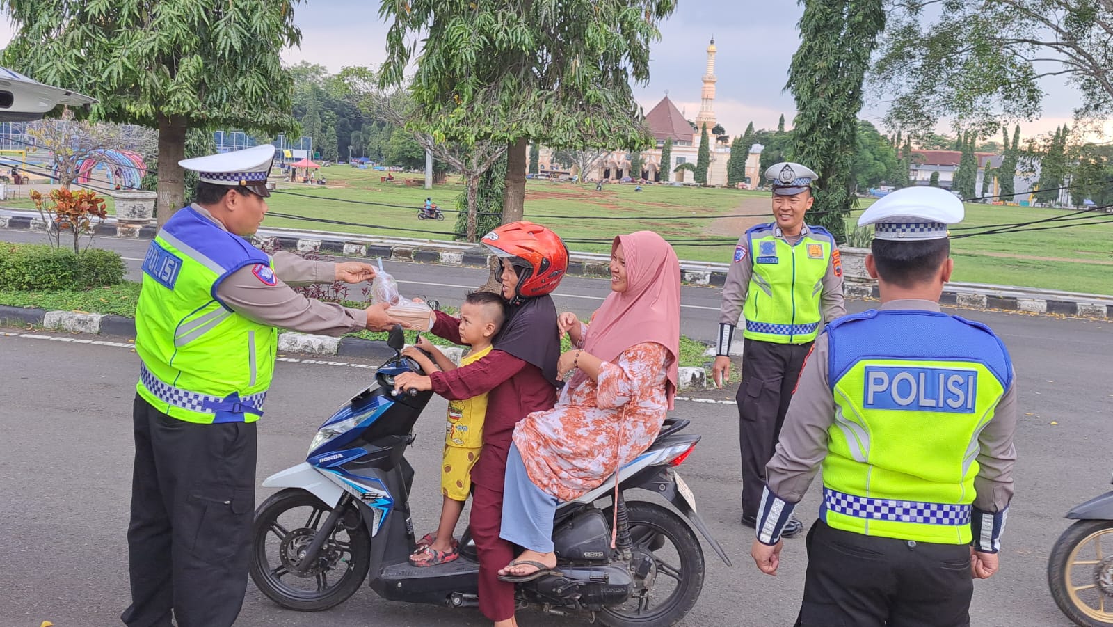 Bentuk Kepedulian Sesama, Polres Pekalongan Bagikan Takjil Gratis Selama Ramadan