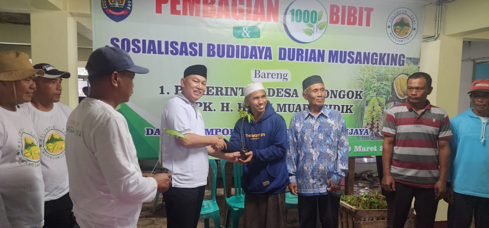 1.000 Bibit Durian Dibagikan ke Warga Desa Cilongok Kabupaten Tegal 