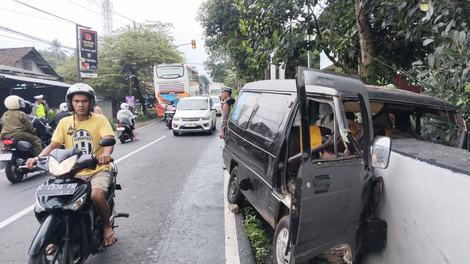 Mobil Carry Tua Tertancap di Jembatan Cengek Salatiga, Pengemudi Sempat Terjepit