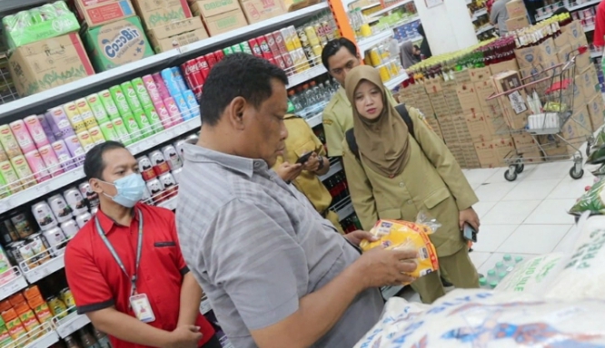 Petugas Gabungan Kabupaten Pemalang Cek Swalayan dan Minimarket