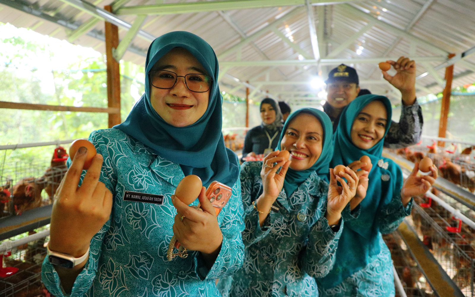 Istri Wagub Jateng Bagi bagi Ayam Petelor ke Warga Kudus, Apa Tujuannya