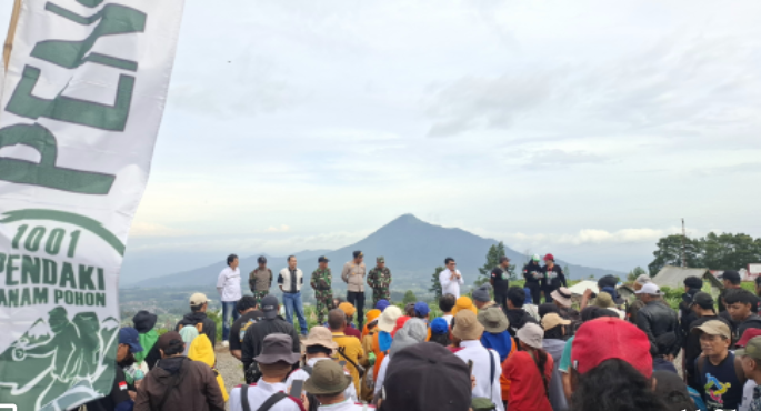 Bergabung dengan 30 Komunitas, Muh Haris Hadiri Puncak Satu Dekade 1001 Pohon di Merbabu