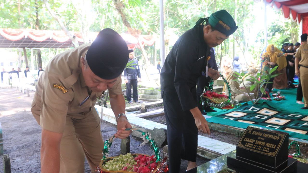 Kunjungi Makam Bupati Banjarnegara di Kabupaten Pemalang 