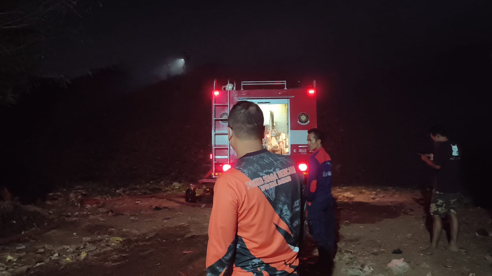 Kebakaran TPA Randukuning Batang, Titik Api Masih Muncul hingga Tengah Malam