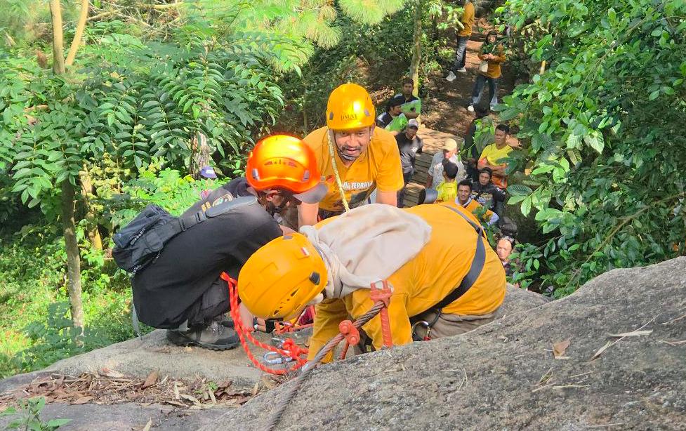 Bupati Pemalang Panjat Tebing di Bukit Mendelem, Nikmati Pemandangan Eksotik