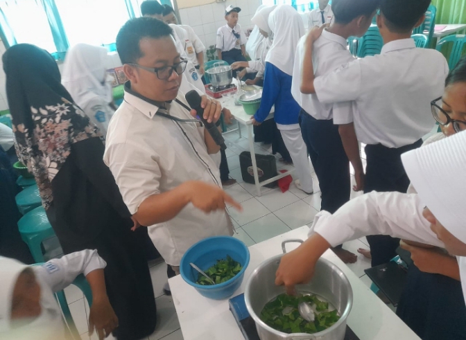 Siswa SMP Negeri 3 Kota Tegal Dilatih Membuat Hand Sanitizer