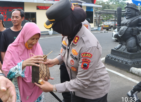 Polres Salatiga Bagi-bagi Takjil di Depan Mako