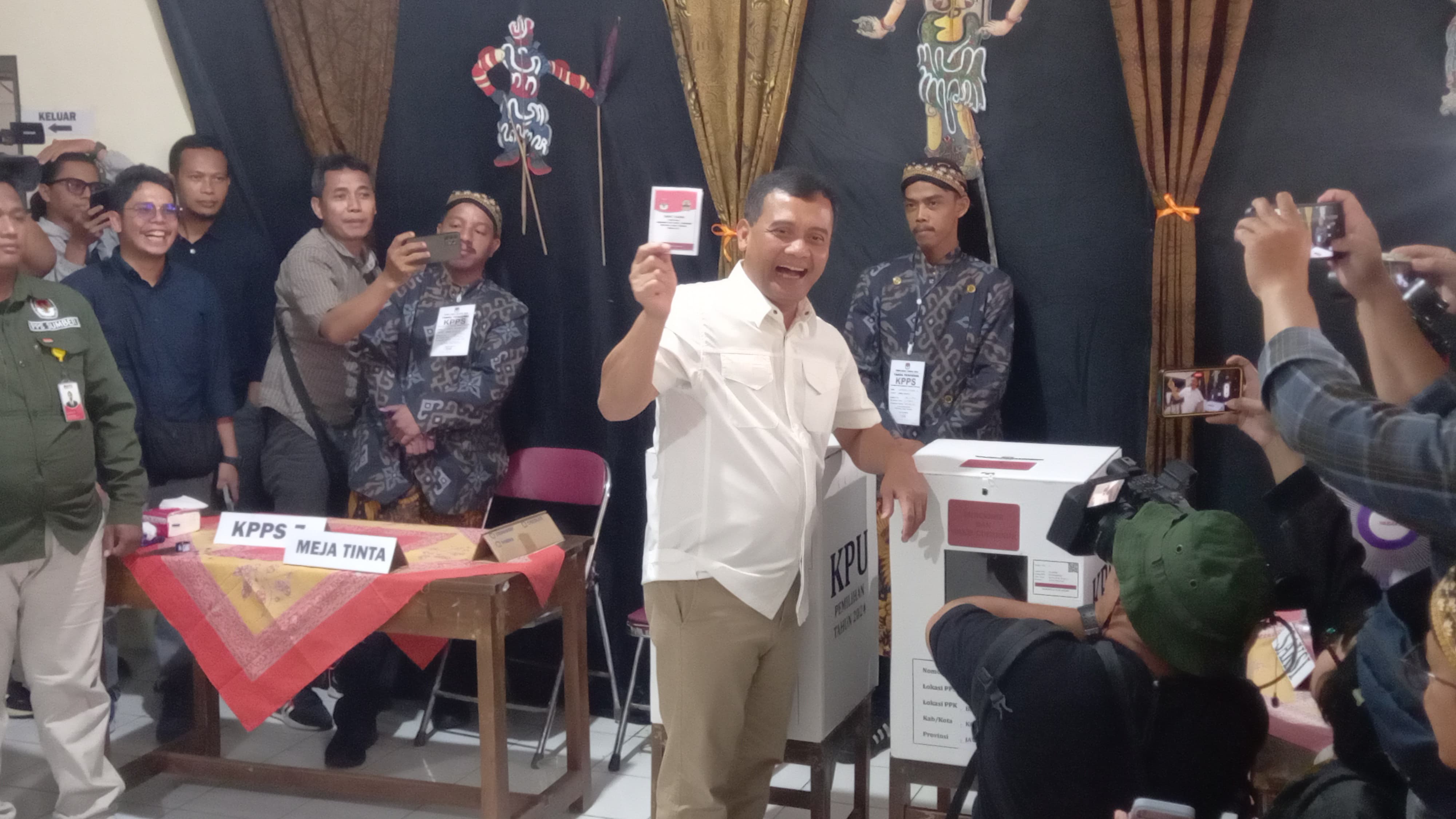 Cagub Jateng Ahmad Luthfi Gunakan Hak Suaranya di TPS 1 Manahan Solo 