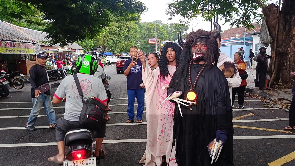 Horor Jadi Berkah! Kuntilanak dan Gendruwo Bagi 400 Takjil di Jalan Dr Kariadi Semarang Bikin Heboh