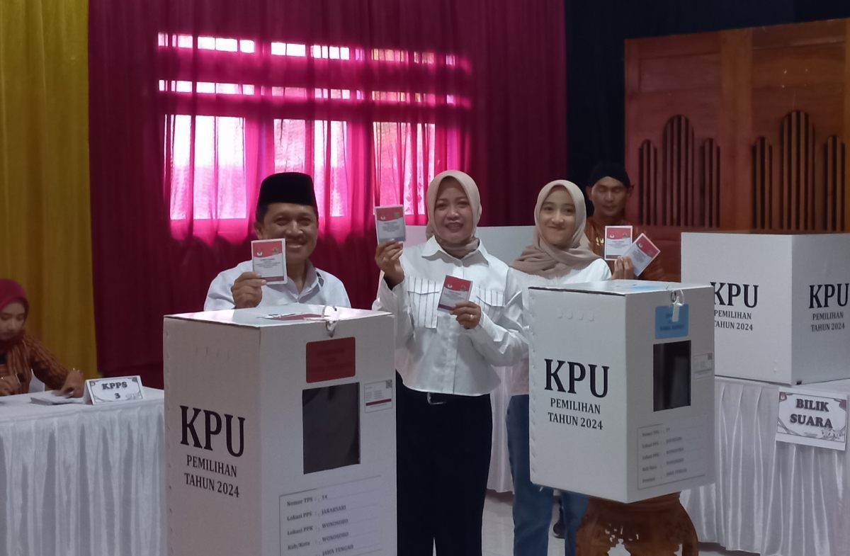 Bersama Anak dan Istri, Bupati Afif Nurhidayat Nyoblos di TPS 14 Jaraksari