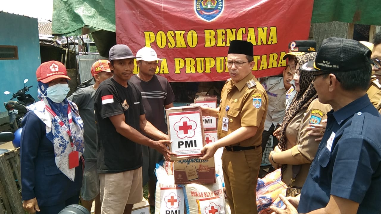 PMI dan BPBD Kabupaten Tegal Salurkan Bantuan untuk Warga Terdampak Banjir