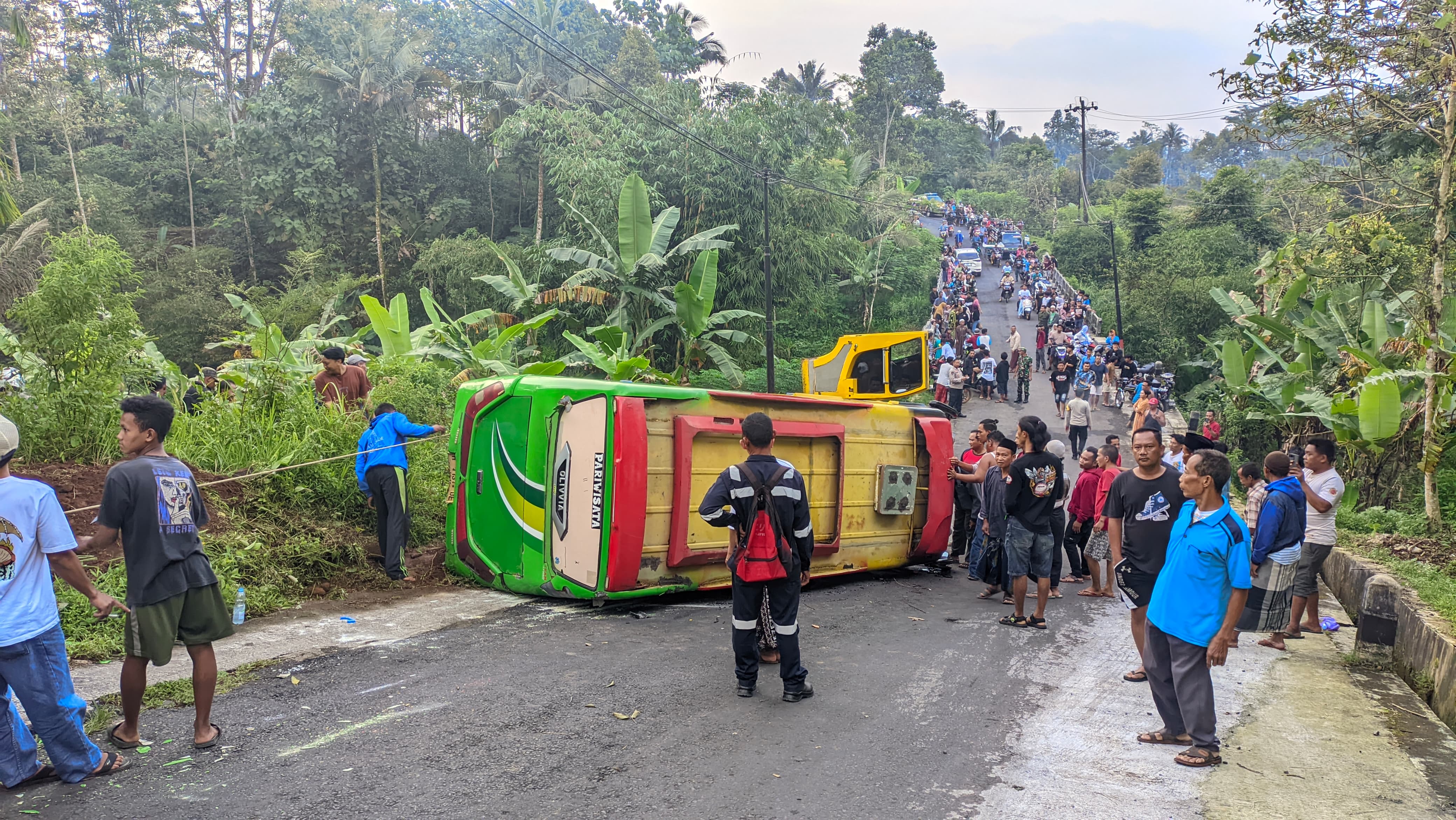 Bus Rombongan Ziarah asal Demak Terperosok di Jalan Menikung Blado Batang, 3 Orang Terluka