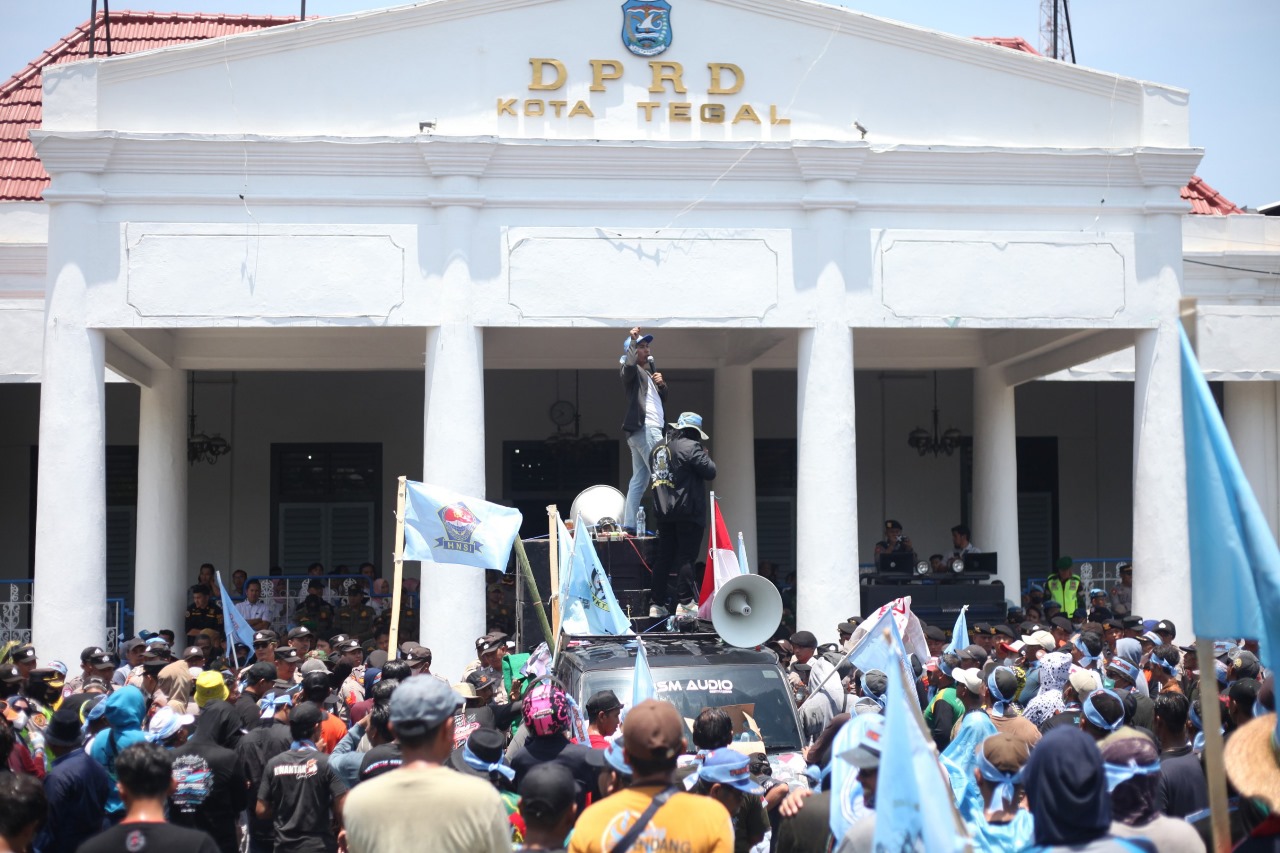 Ribuan Nelayan Geruduk Gedung DPRD Kota Tegal 