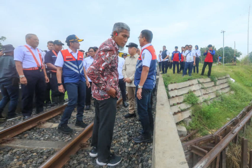 Sekda Jateng Dampingi Menhub Tinjau Rel Terdampak Banjir dan Rencana Dry Port