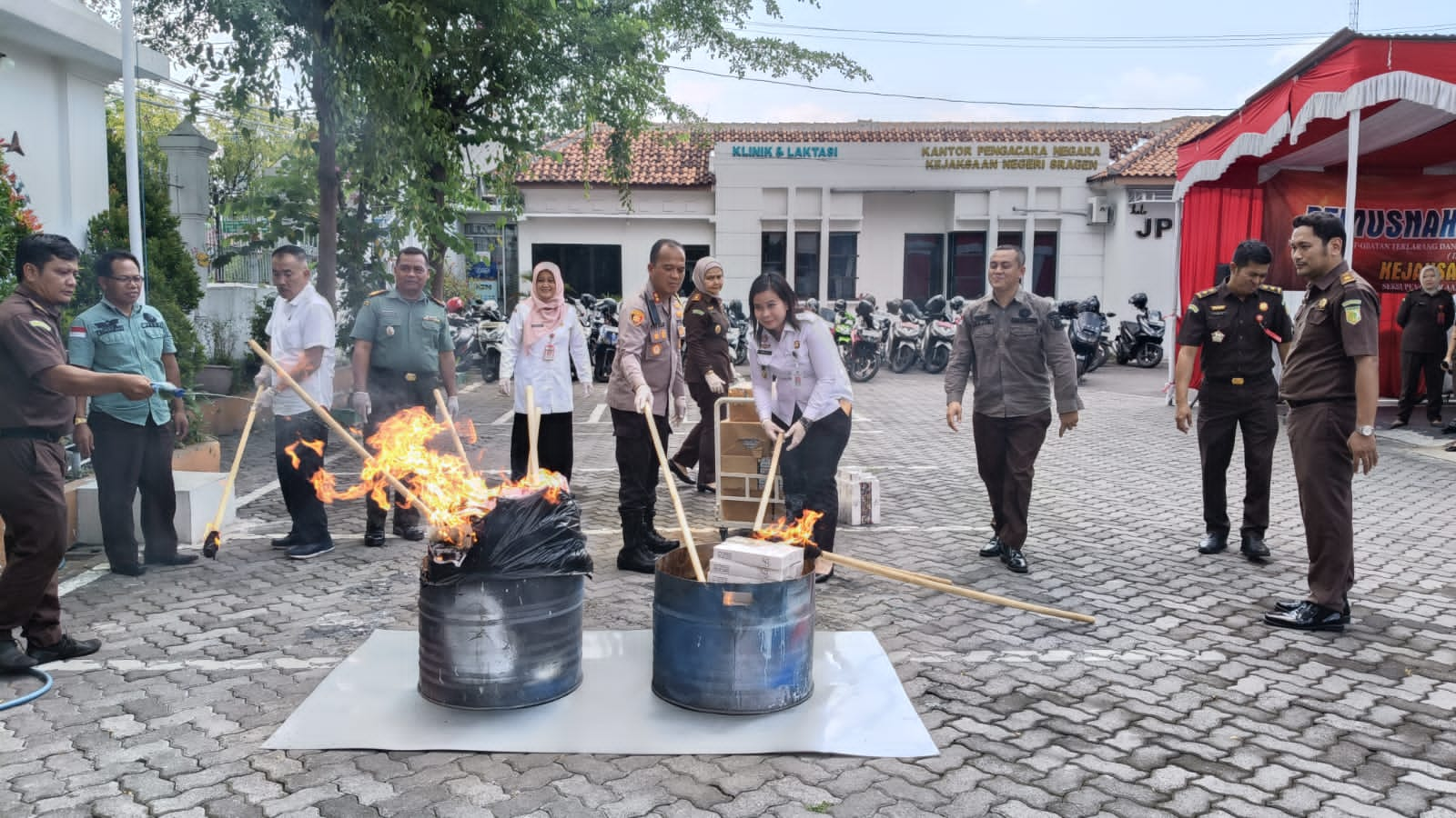 Kejari Sragen Bakar 264 Ribu Batang Rokok Ilegal, Termasuk BB Kasus Narkoba