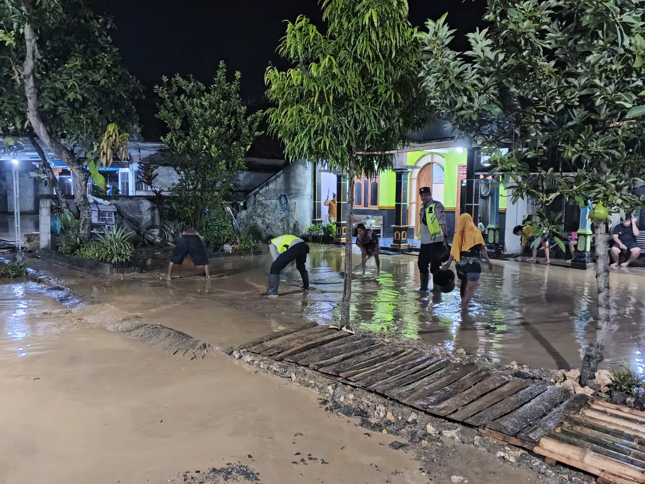 Tanggul Sungai Jebol, Pemukiman Desa Srikaton Pati Terendam Banjir dari Pegunungan Kendeng