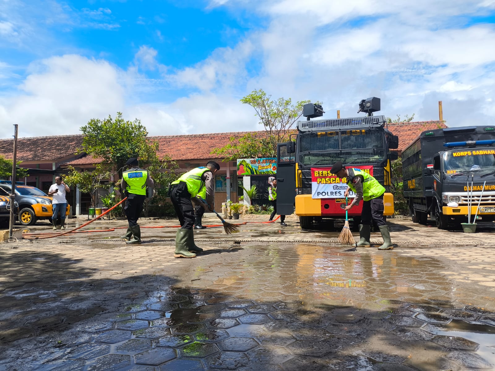Sekolah di Kudus Dikepung Lumpur dan Sampah Usai Terendam Banjir Dua Minggu