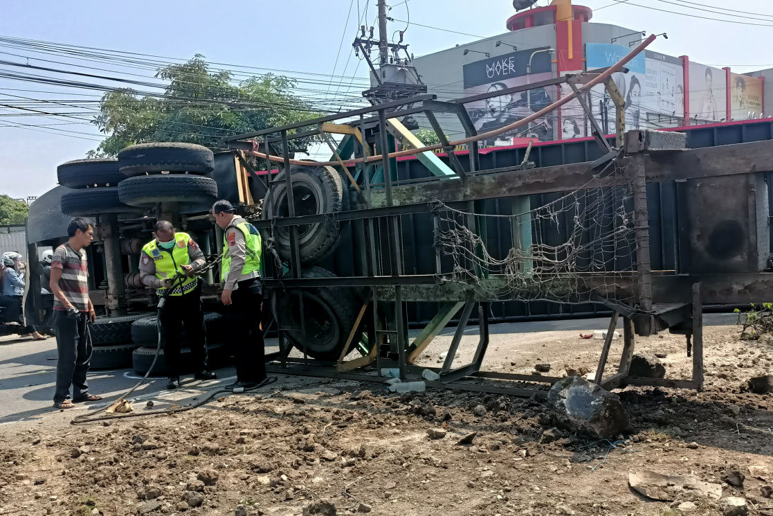Detik-detik Truk Kontainer Terguling di Turunan Silayur Ngaliyan Semarang, Diduga Rem Blong