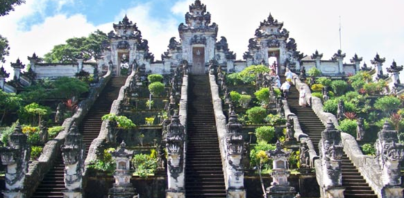 Istana Tirta Gangga Destinasi Wisata Budaya paling Populer di Bali