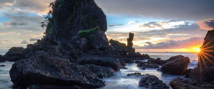 Pantai Karang Agung Kebumen: Salah Satu Pantai Tersembunyi dan Tanpa Pasir