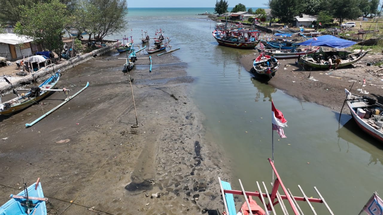 Nelayan Suradadi Kabupaten Tegal Keluhkan Sedimentasi Sungai Cenang 