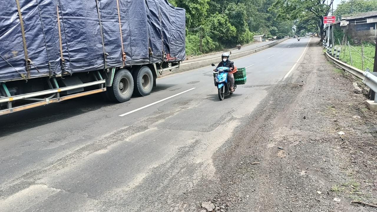 Musim Hujan, Jalur Pantura Batang Mulai Panen Lubang Jalan