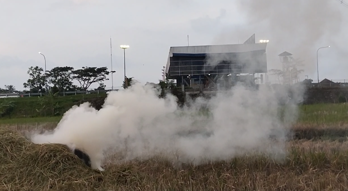 Asap Tebal Pembakaran Jarami Kering di Samping Exit Tol Tingkir Salatiga Membahayakan Pengedara