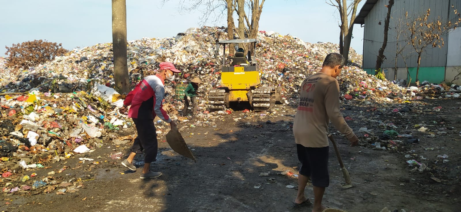 Gunungan Sampah TPA Tanjungrejo Kudus Tak Terkendali, Lahan Pertanian Tercemar Polusi 