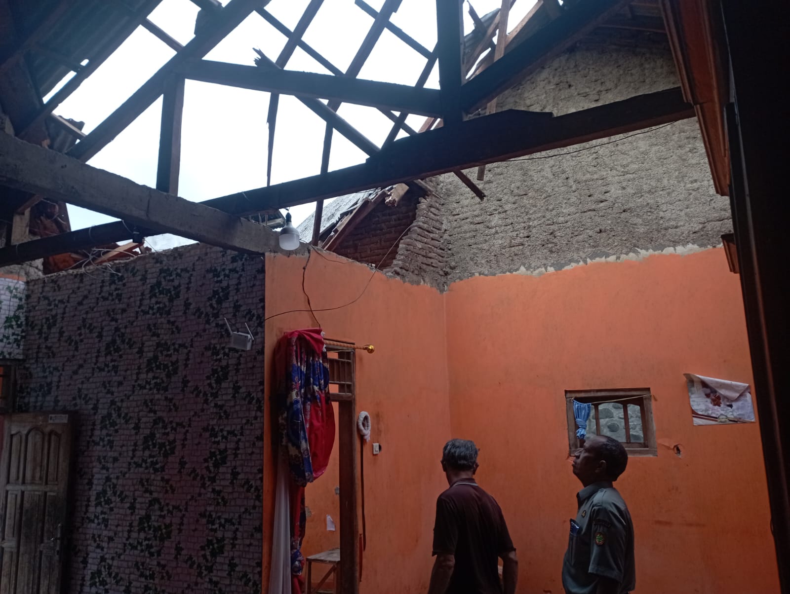 Angin Kencang Terjang Bumijawa Tegal, Enam Rumah Warga Rusak