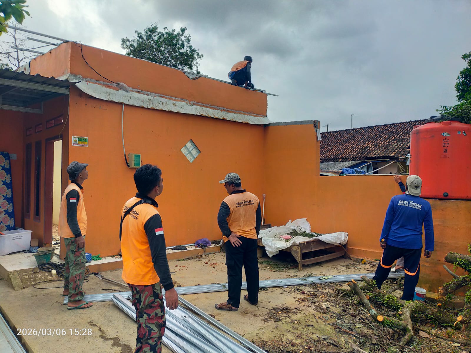 Atap Rumah Warga Kedungwuni Hancur Kena Puting Beliung, Lazismu Pekalongan Sigap Turun Tangan