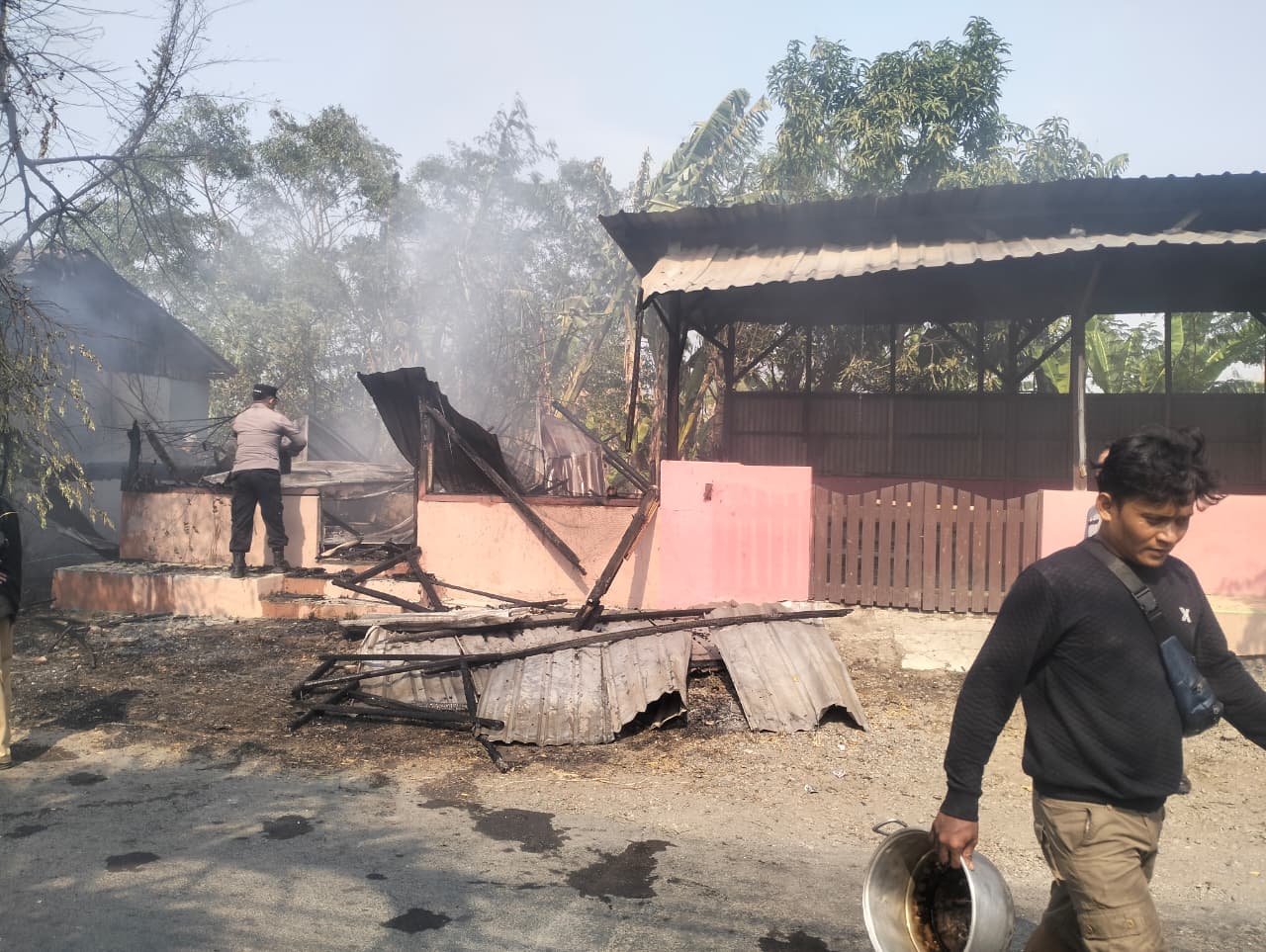 Polsek Dukuhturi Tegal Respons Cepat Tangani Kebakaran Warung Kosong  