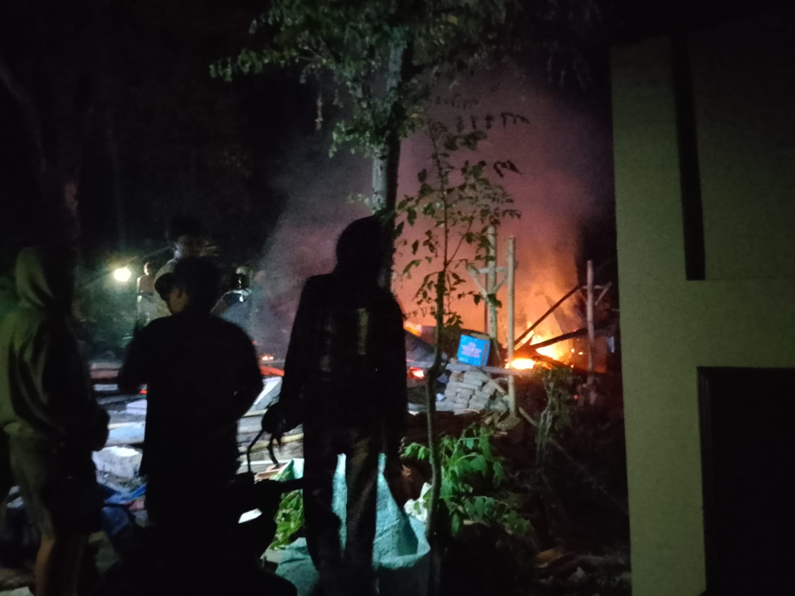 Rumah di Dermasuci Dilalap Api, Akses Curam Bikin Damkar Tegal Kesulitan